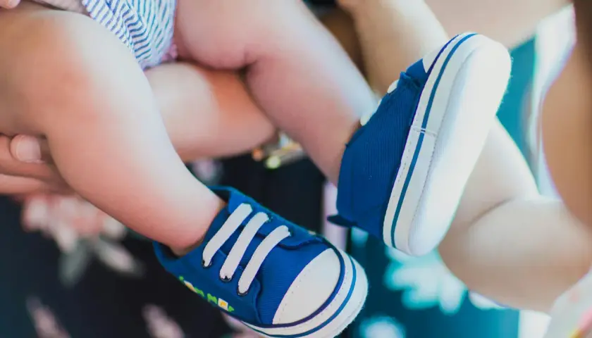 Rozmiar stopy niemowlaka: Jak zmierzyć i dobrać idealne buty?