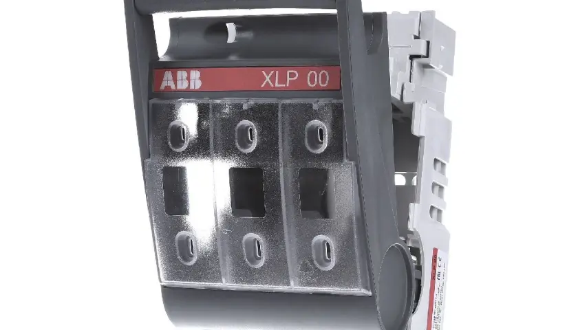 Rozłącznik bezpiecznikowy listwowy ABB XLP 00 z uchwytem i otworami na bezpieczniki.