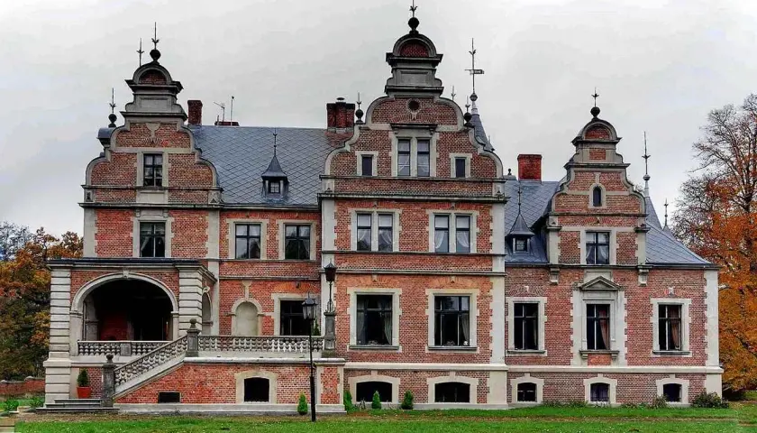 Pałac Twardowskich w Kobylnikach - historia, architektura i atrakcje
