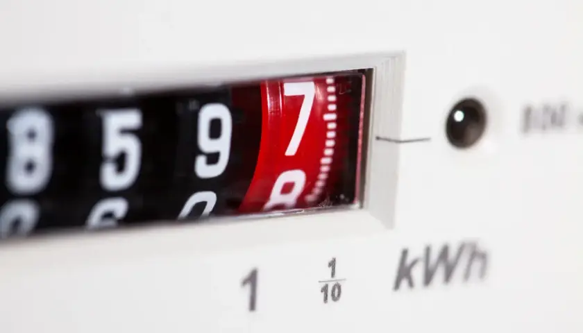 Zbliżenie na licznik przedpłatowy Energa z widocznymi cyframi 8597.