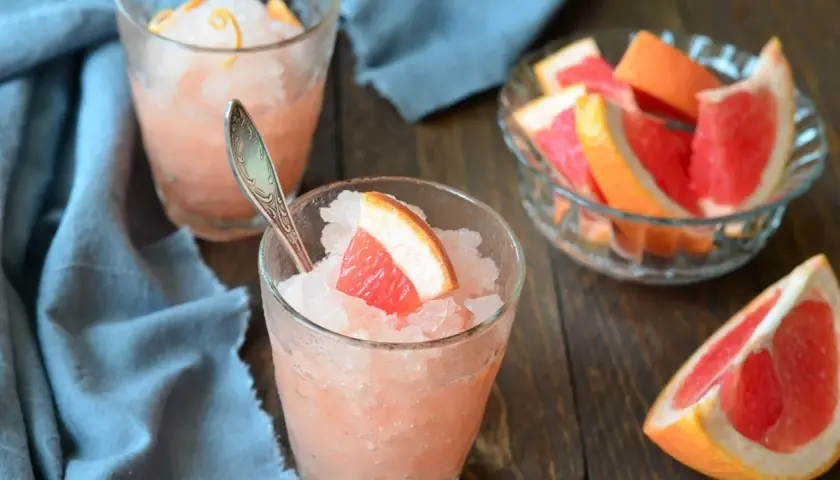 Granita al pompelmo, perfetta per scoprire come fare la granita in casa. Fresca e dissetante, con fette di pompelmo e scorza d'arancia.