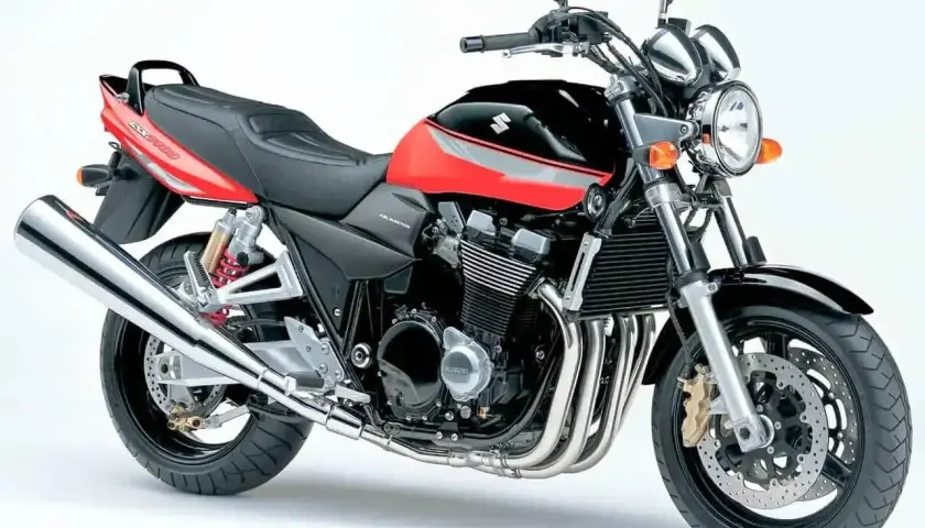 Czerwono-czarny Suzuki GSX z 2005 roku. Zastanawiasz się, ile pali motor? Ten klasyk z pewnością zapewni emocje.