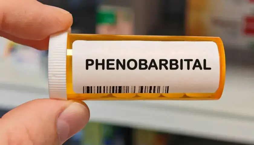 Pojemnik z lekami z napisem "PHENO BARBITAL". To jeden z leków z grupy barbituranów, stosowany w leczeniu padaczki.
