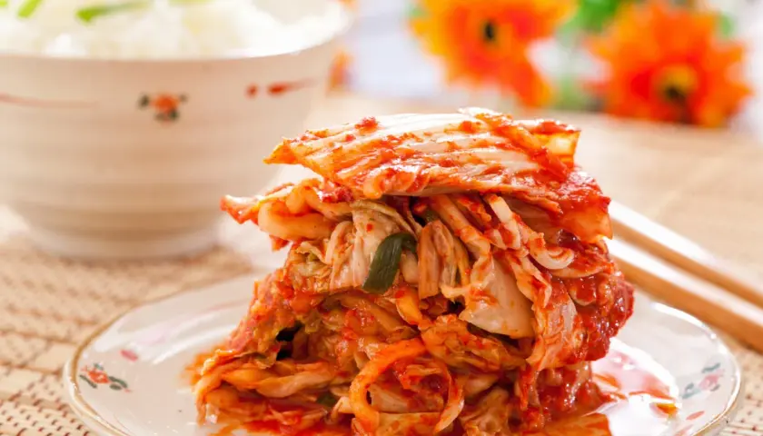 Kimchi: probiotyczna bomba czy ryzyko? Wpływ na Twoje zdrowie.