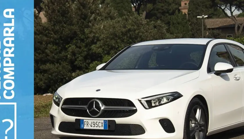 La nuova Mercedes Classe A 2026, bianca e scintillante, pronta a conquistare la strada.