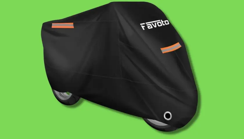 Copertura per moto nera con logo Favoto e strisce riflettenti arancioni, uno degli accessori moto indispensabili per proteggerla.