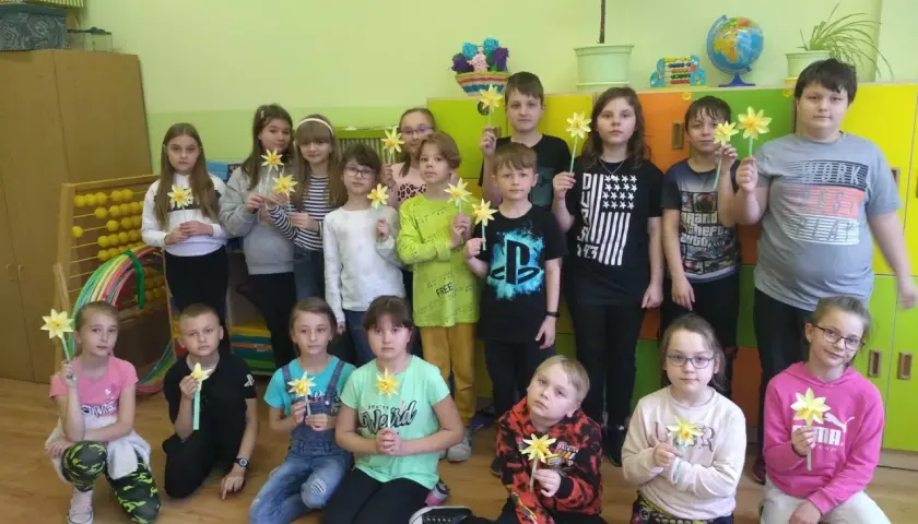 Jak zwęzić bluzkę? Proste szycie i triki bez igły Jacek Kaźmierczak