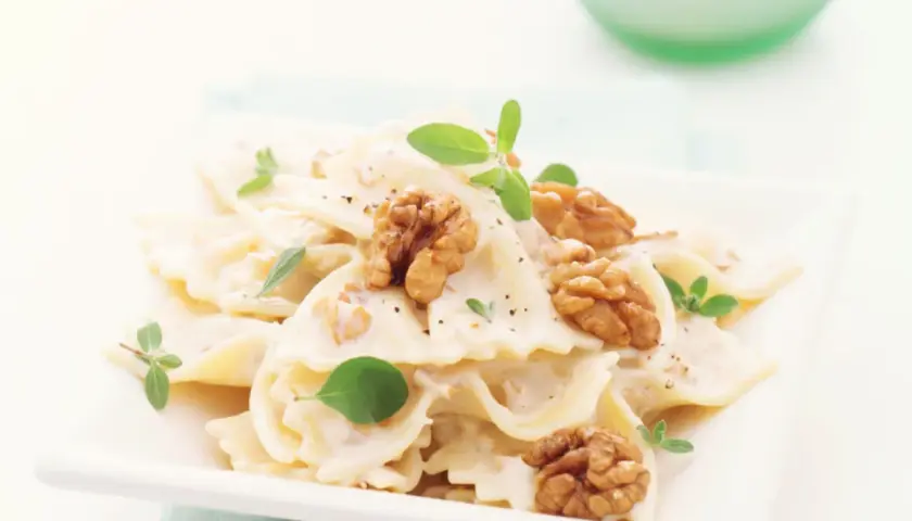 Farfalle in cremiger Sauce mit Walnüssen und Kräutern. Perfekt für die schnelle Feierabendküche, die Farfalle Kochzeit ist kurz.