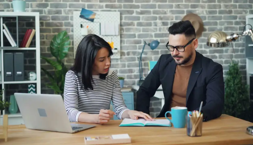 Zatrudnienie B2B: zalety i wady dla pracownika oraz pracodawcy
