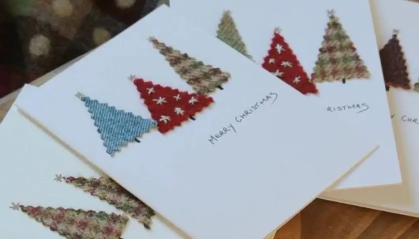 Tarjetas navideñas manualidades con árboles de tela cosidos a mano. ¡Un detalle único para esta Navidad!