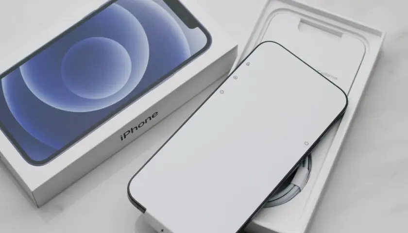 Nowy iPhone z iOS 17 w pudełku, gotowy do pierwszego uruchomienia.