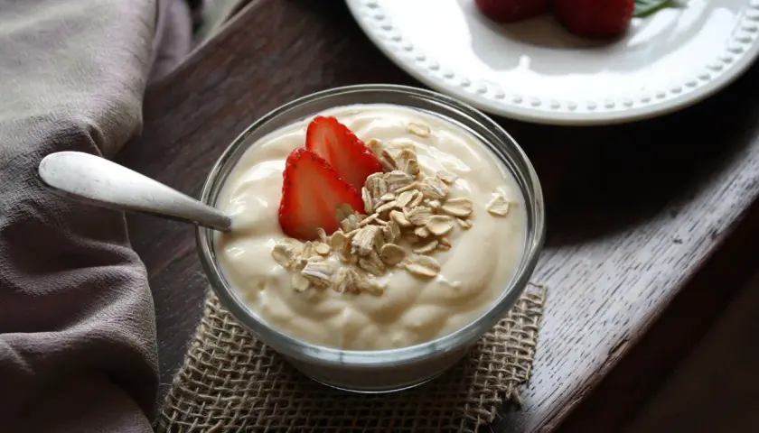 Domowy jogurt z truskawkami i płatkami owsianymi. Prosty przepis, jak zrobić jogurt, który zachwyci smakiem.