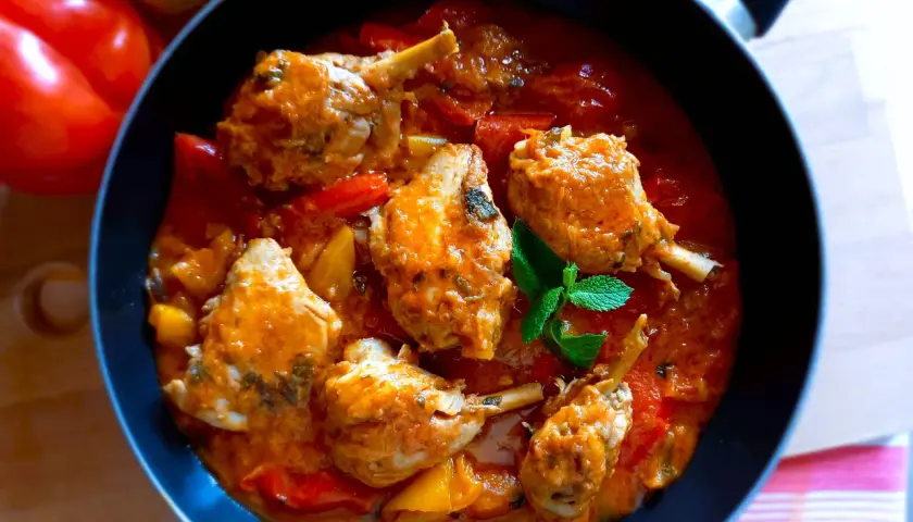 Pollo e peperoni alla romana, un piatto saporito e colorato, pronto per essere gustato.