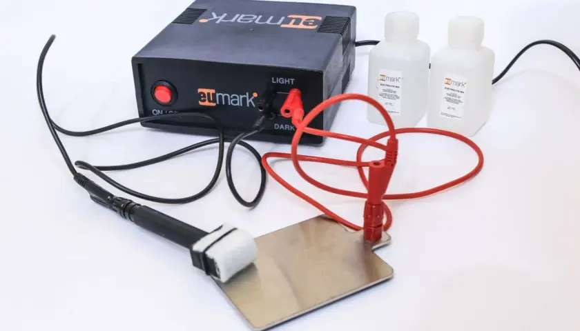 Zestaw do znakowania stali nierdzewnej: zasilacz, elektrody, butelki z elektrolitem. Idealny do precyzyjnego znakowania.