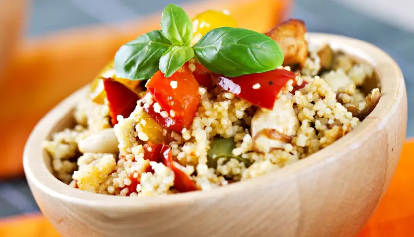 Ciotola di couscous con verdure colorate e basilico, perfetta per le ricette svezzamento 6 mesi.