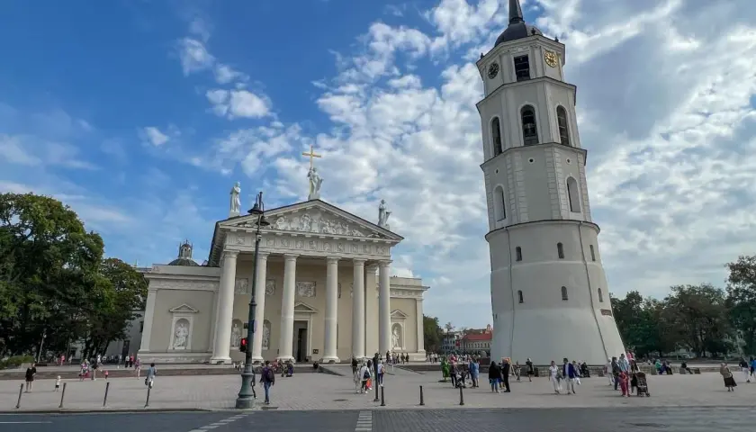 Katedra Wileńska i dzwonnica na placu. Piękne litewskie miasta zachwycają architekturą.