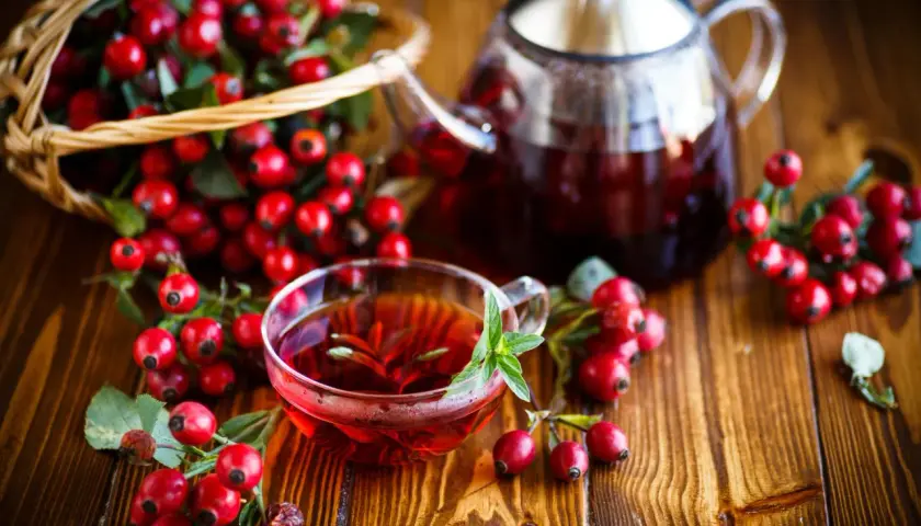 Domowa herbata z dzikiej róży - prosty przepis na naturalny napój