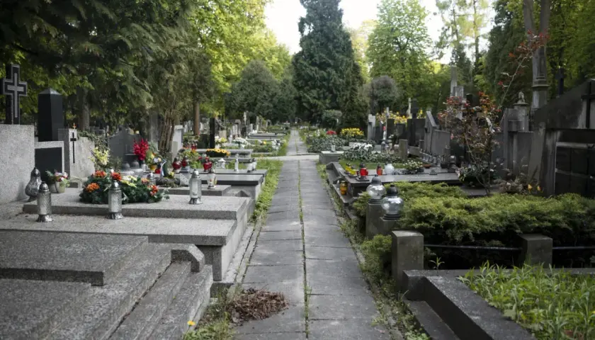 Ile kosztuje pochówek na cmentarzu komunalnym? Sprawdź ceny w Polsce