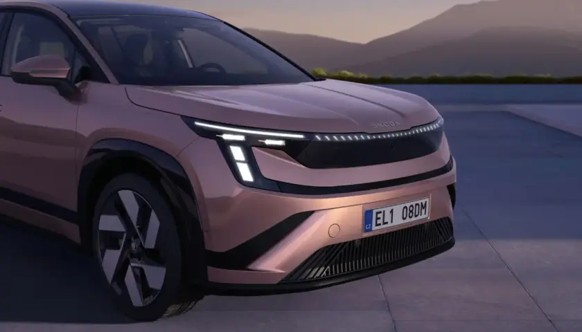Nowy skoda suv w kolorze miedzianym, z futurystycznymi światłami LED i czarnymi akcentami, prezentuje się elegancko na tle górskiego krajobrazu.