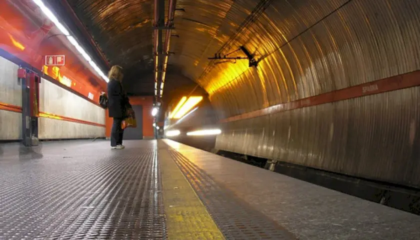 Stazione metro Spagna, Roma. Ideale per chi cerca dove parcheggiare a Roma vicino metro e vuole esplorare la città comodamente.