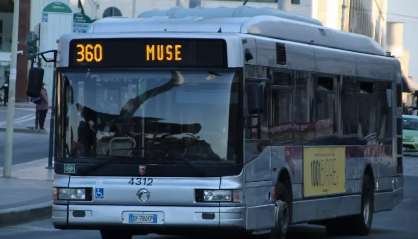 Autobus 360 Muse a Piazza Fiume, Roma, vicino alla metro.