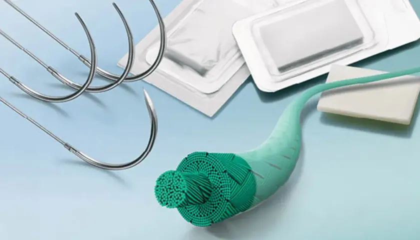 Aiguilles chirurgicales et fil de suture non résorbable, prêt à rester dans la plaie pour une guérison optimale.