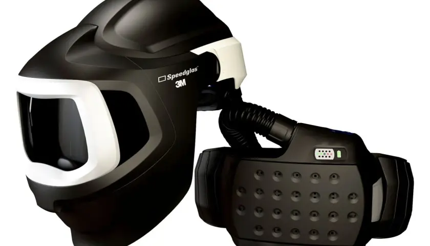 Kask spawalniczy Speedglas 3M z systemem wentylacji Adflo. Chroni przed iskrami i pyłem.