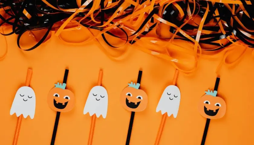 Zrób własne ozdoby halloween! Słomki z dyniami i duchami, idealne na imprezę.