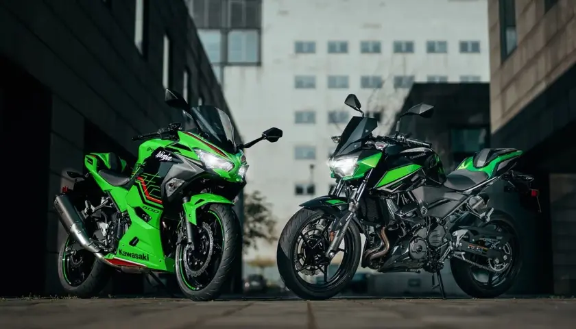Dos Kawasaki verdes, una Ninja y una Z, listas para la acción. Consulta la kawasaki z400 ficha técnica para conocer sus detalles.