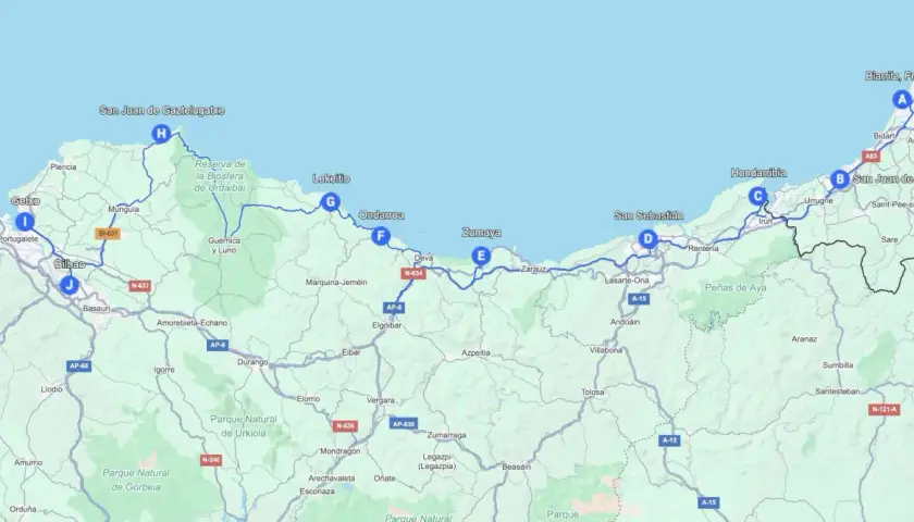 Mapa de rutas por el norte de España, mostrando la costa vasca desde San Juan de Gaztelugatxe hasta Biarritz, con puntos clave como Bilbao, San Sebastián y parques naturales.