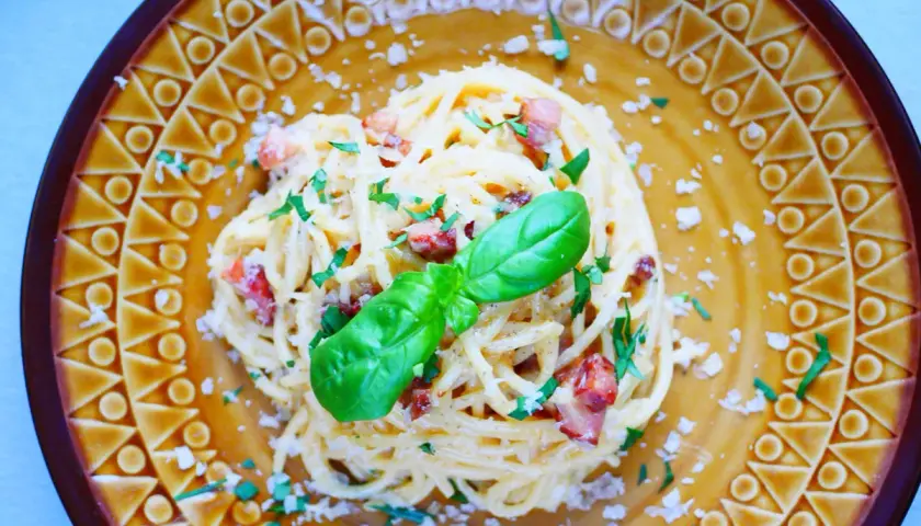 Penne Carbonara: Autentyczny przepis bez śmietany uniknij błędów!