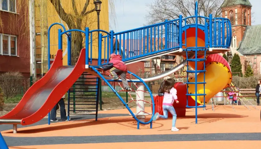 Kolorowy plac zabaw w Ełku oferuje mnóstwo atrakcji dla dzieci: zjeżdżalnie, ścianki wspinaczkowe i tunele. Radość maluchów gwarantowana!