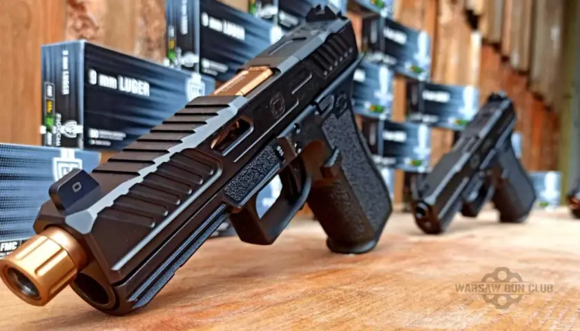 Pistolet 9 mm Luger, gotowy do użycia po uzyskaniu pozwolenia na broń. W tle pudełka z amunicją.