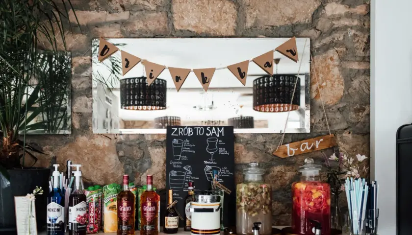 Jak stworzyć wyjątkowy drink bar na wesele DIY, który zachwyci gości