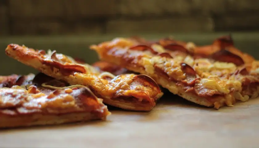 Z czym pizza? Odkryj najlepsze dodatki, które zachwycą smakami