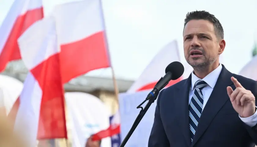 Rafał Trzaskowski przemawia na tle biało-czerwonych flag. Czy to powód, dlaczego Rafał Trzaskowski traci poparcie wewnątrz KO jako kandydat na prezydenta?