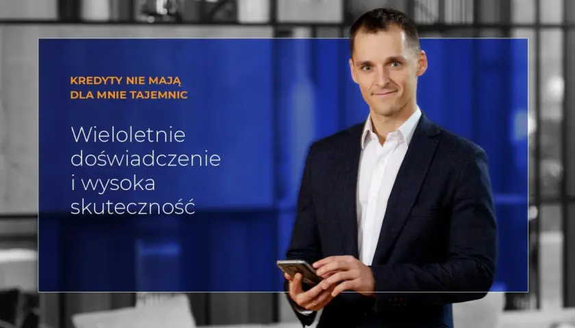 Mężczyzna w garniturze trzymający telefon, z tekstem "Kredyty nie mają dla mnie tajemnic".