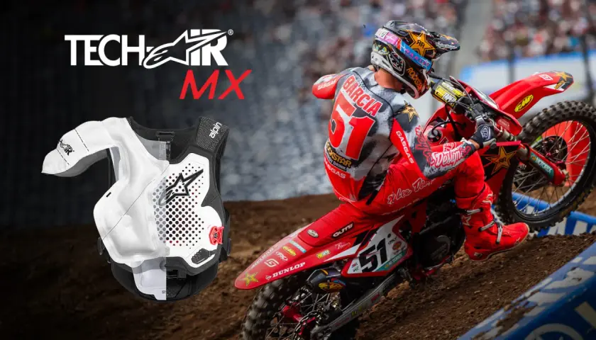 Buzer Alpinestars Tech-Air MX chroni zawodnika podczas wyścigów. Widoczny motocyklista w czerwonym stroju z numerem 51.