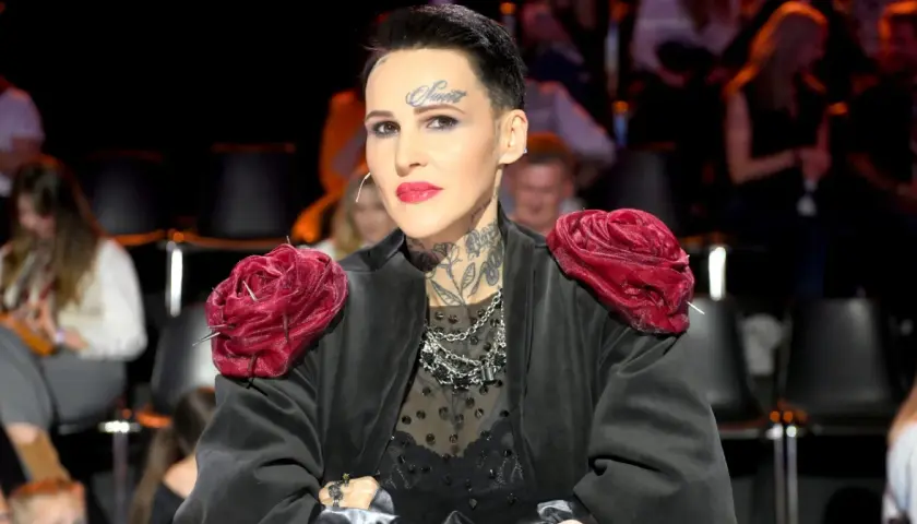 Chylińska z córką, w czarnej, ozdobnej kreacji z czerwonymi różami na ramionach, prezentuje swój charakterystyczny styl.