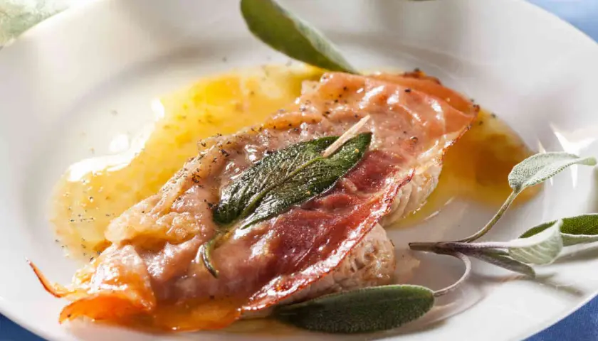 Saltimbocca alla romana ricetta: fettina di vitello con prosciutto crudo e salvia, bagnata da un sugo dorato.