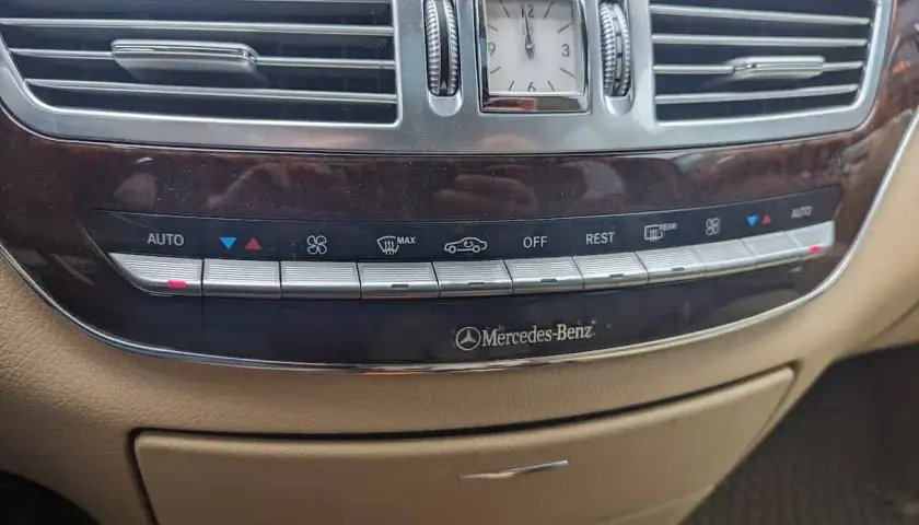 Panel de control del aire acondicionado de un Mercedes-Benz con botones para resetear el sistema.