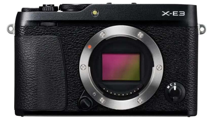 Elegancki aparat Fujifilm X-E3 z obiektywem, gotowy do uchwycenia wyjątkowych chwil.