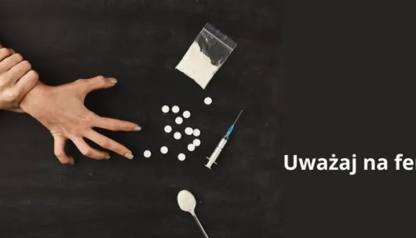 Dwie ręce walczą o kontrolę nad substancjami: tabletki, strzykawka, proszek. Uważaj na fentanyl, bo to śmiertelne zagrożenie.