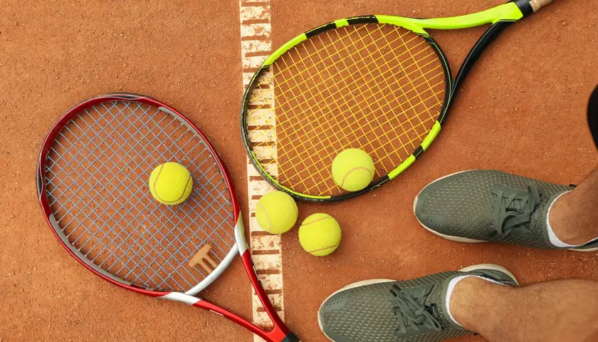 Dwie rakiety tenisowe i cztery piłki na korcie ziemnym. Czas na tie-break, decydującą rozgrywkę!