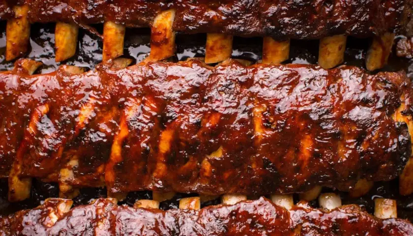Côtes de porc au barbecue, laquées et juteuses, parfaites pour une cuisson à basse température. La sauce barbecue caramélise à la perfection.