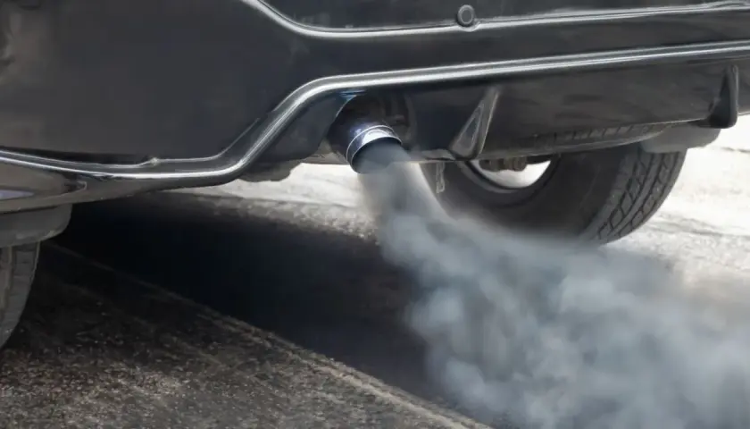 El coche emite humo negro por el escape, indicando que se puede circular con el turbo roto, pero no es recomendable.