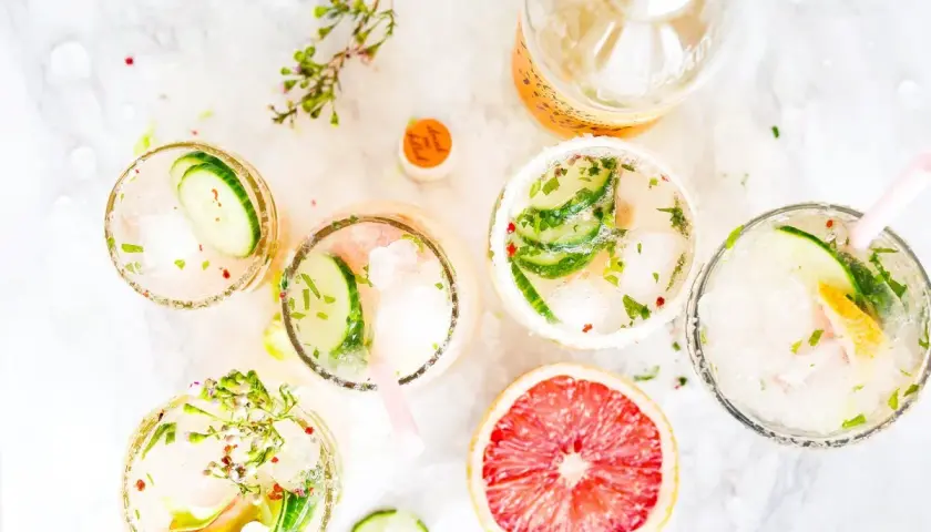 Orzeźwiające drinki z Cointreau, ogórkiem i miętą, podane na lodzie. Idealne na letnie popołudnie.