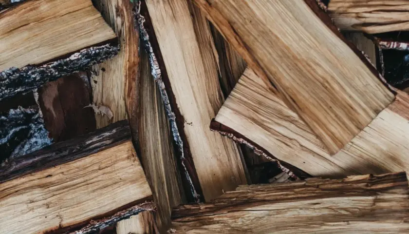 Stapel trockenes Brennholz, bereit für den Kamin. Welches Holz brennt nicht? Dieses hier, wenn es gut getrocknet ist!