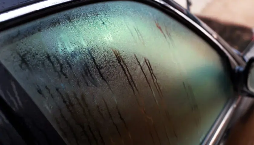 Gotas de condensación cubren el parabrisas, dificultando la visibilidad. Es hora de desempañar cristales coche para un viaje seguro.