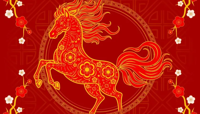 Caballo rojo y dorado, símbolo del horóscopo chino 2026, rodeado de flores de cerezo sobre fondo rojo festivo.